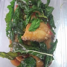 ปลานิลทอดผัดกระเพราราดข้าว