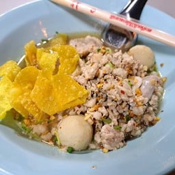 ต้มยำน้ำใสหมูสับ หมูเด้ง ลูกชิ้นปลา ตับ ไส้ และเกี๊ยวกรอบ