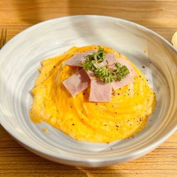 Tornado Creamy Omelette with Ham on Rice