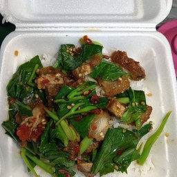 คะน้าหมูกรอบ