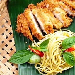สปาเก็ตตี้เขียวหวาน ไก่กรอบ