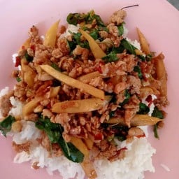 กะเพราหมูสับหน่อไม้สด(ฟรีไข่ดาว)