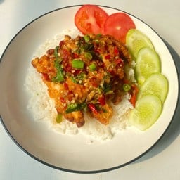 กะเพราไก่สไปซี่ราดข้าว