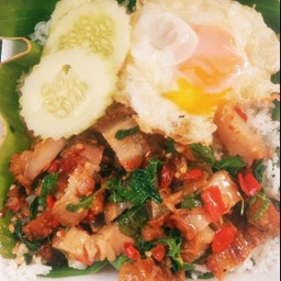 [อร่อยซ่ากับโค้ก] กะเพราหมูกรอบถาด +  โค้ก ออริจินัล (ขวด)