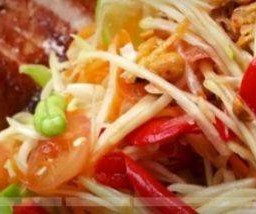 ส้มตำไทยใส่คอหมูย่าง