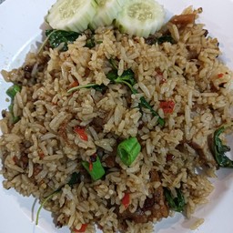 กระเพราหมูกรอบคลุกข้าว