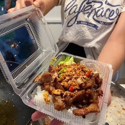 ข้าวหมูทอดกระเทียมพริกสด นันทนาการ์เด้น ( หมี่หมู หมู่หมี )