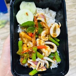 ข้าวราดผัดพริกแกงทะเล
