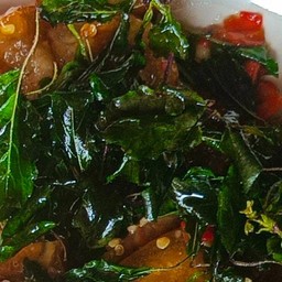 ไข่เยี่ยวม้ากระเพราหมูกรอบ กับข้าว