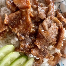 ข้าวหมูกระเทียมพริกไทย