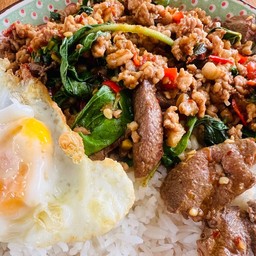 กระเพราหมูสับตับไข่ดาว