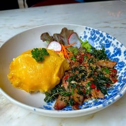 ข้าวไข่ข้นกะเพราหมูย่าง
