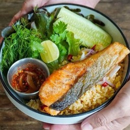 ข้าวผัดแจ่วแซลมอนย่าง