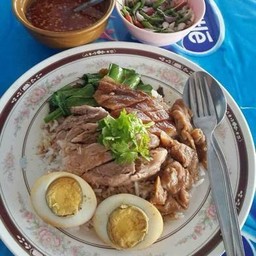 ข้าวขาหมูใส่ไข่