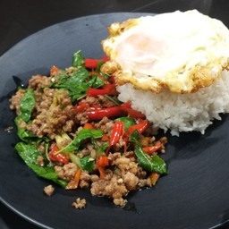 ข้าวราดผัดกระเพรา