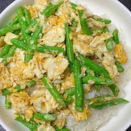 ข้าวราดถั่วผัดไข่