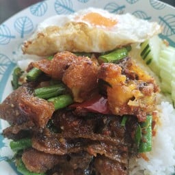 ราดข้าวผัดพริกแกงปลาดุก