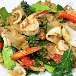 เส้นใหญ่ผัดขี้เมาทะเล