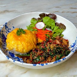 ข้าวไข่ข้นกะเพราเนื้อปู