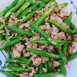 ข้าวราดถั่วผัดหมูสับ