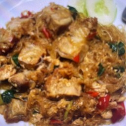 ข้าวกระเพราวุ้นเส้นหมูกรอบ