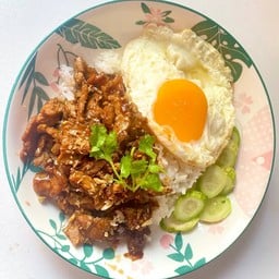 เนื้อกระเทียมราดข้าว