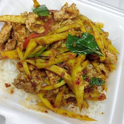 ผัดพริกแกงหมูหน่อไม้