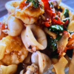 ข้าวกะเพราหน่อไม้รวม