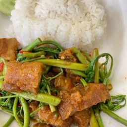 กระเฉดหมูกรอบ ราดข้าว