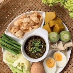 น้ำพริกหนุ่ม+ผักลวก+ไข่ต้ม+แคบหมู