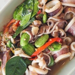 หมึกกล้วยผัดเคยใส่สะตอ