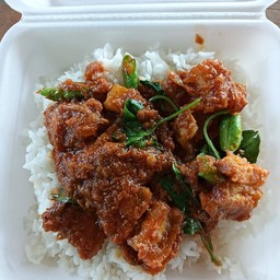 ผัดพริกแกงหมูกรอบ