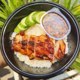 ข้าวไก่ย่างน้ำจิ้มแจ่ว