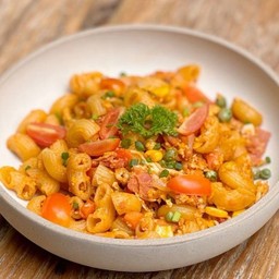 มักกะโรนีผัดซอสมะเขือเทศ