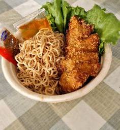 บะหมี่เหลืองไก่กรอบ