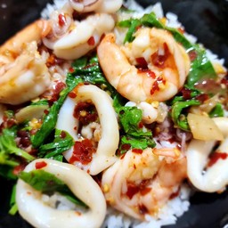 กะเพราทะเล กุ้ง หมึกกล้วย ราดข้าวหอมมะลิ