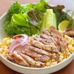 ข้าวผัดแจ่ว คอหมูย่าง