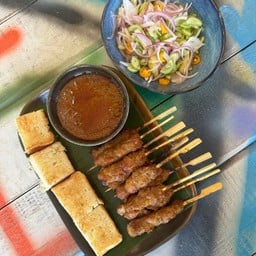 หมูสะเต๊ะ และขนมปังย่าง