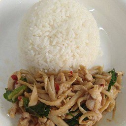 ข้าวกระเพราหม่อไม้ไก่