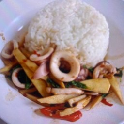 ข้าวกระเพราหน่อไม้ปลาหมึก