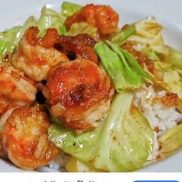 ข้าวราดผัดกะหล่ำใส่กุ้ง