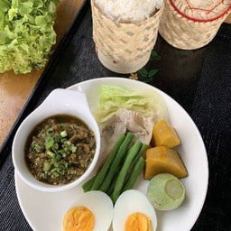 ข้าวเหนียว+น้ำพริกหนุ่ม+ผักลวก+ไข่ต้ม