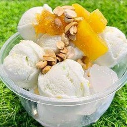 ไอติมใส่เครื่อง (มีรสกะทิ และช็อคโกแลตชิพ)