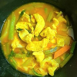 แกงส้มไก่ผักรวม