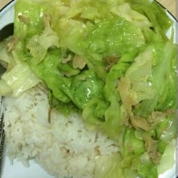 ข้าวราดกะหล่ำผัดน้ำปลา