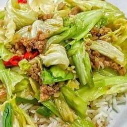 ข้าวราดกะหล่ำผัดหมูสับ