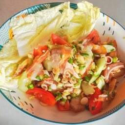 หมูอบ ปลาดุกทรงเครื่อง และอาหารพื้นเมือง -