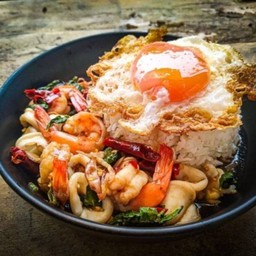 ข้าวกะเพรา )ทะเล) กุ้ง หมึก