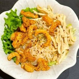 เส้นหมี่ไก่ฉีกเเละนํ้าพริกกากหมู