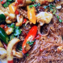 ข้าวกระเพราวุ้นเส้นปลาหมึก